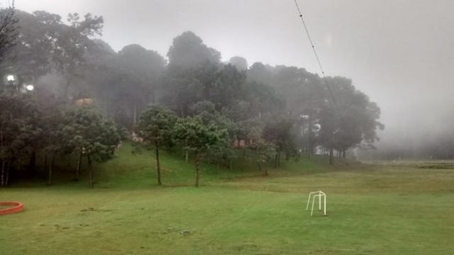 Tirolina en la niebla